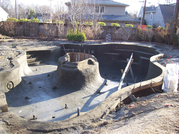Gunite shot with an island in the middle of pool